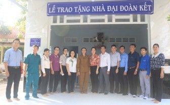 Trao 3 căn nhà cho các hộ khó khăn ở phường Mỹ Thới