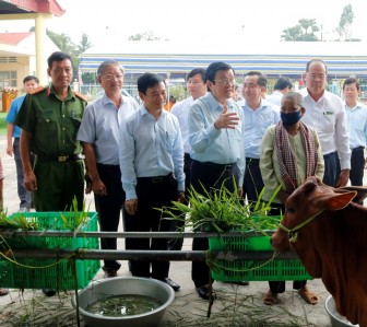 Trao “cần câu” cho hộ nghèo