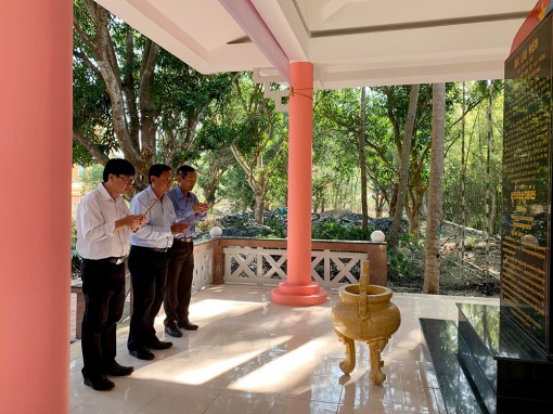 Viếng nơi ra mắt Mặt trận Dân tộc thống nhất Việt Nam tỉnh An Giang