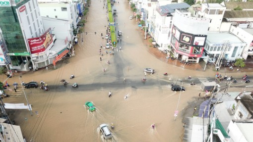 Từ đồng khô sang phố ngập!