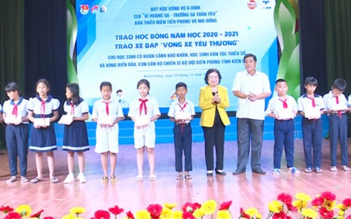 Trao học bổng Vừ A Dính tại Kiên Giang