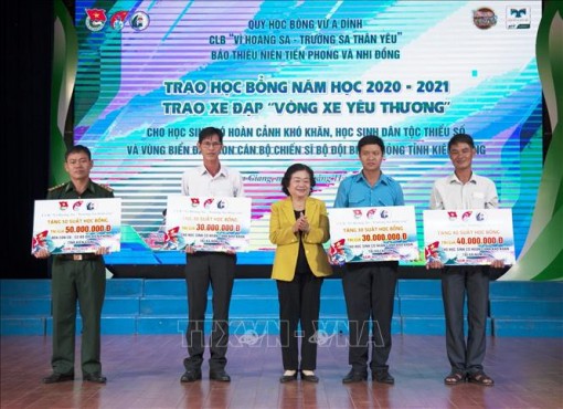 Trao học bổng năm học 2020 - 2021 cho học sinh khó khăn tỉnh Kiên Giang