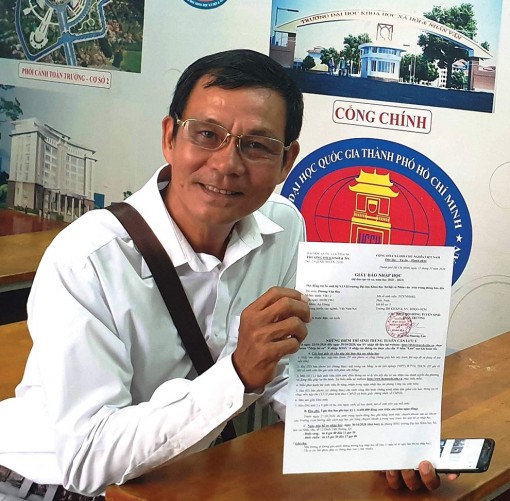 Người mê sách và tấm giấy báo trúng tuyển đại học ở tuổi 60
