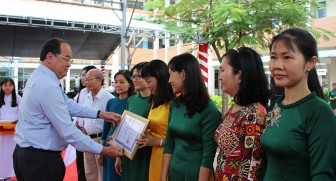 Chủ tịch UBND tỉnh An Giang Nguyễn Thanh Bình dự họp mặt ngày Nhà giáo Việt Nam tại Trường THPT Chuyên Thoại Ngọc Hầu