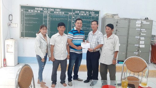 Nửa chữ cũng là thầy!