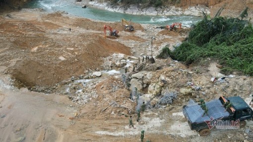 Ngăn đập, nắn dòng chảy tìm kiếm 12 công nhân mất tích ở Rào Trăng 3
