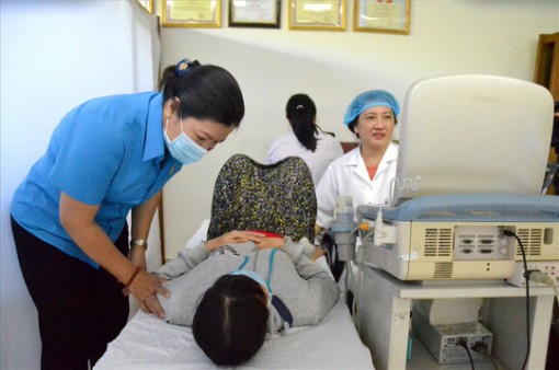 Kiên Giang: Khám bệnh, phát thuốc miễn phí cho nữ công nhân