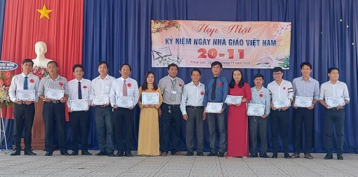 Các trường học ở Thoại Sơn tổ chức họp mặt kỷ niệm ngày Nhà giáo Việt Nam