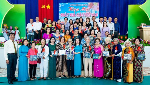 Trường Tiểu học Nguyễn Du họp mặt ngày Nhà giáo Việt Nam 20-11