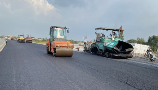 Thảm nhựa gói thầu đầu tiên của Dự án Đường cao tốc Trung Lương - Mỹ Thuận