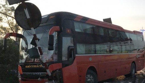 Tiền Giang: Xe khách tông nát dải phân cách
