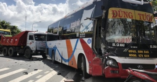 Bạc Liêu: Va chạm giữa xe khách và xe ben: Một người bị thương, nhiều hành khách hoảng loạn đập kính xe