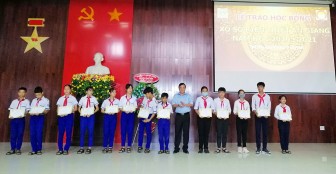 Trao học bổng Xổ số kiến thiết An Giang cho học sinh huyện Tịnh Biên