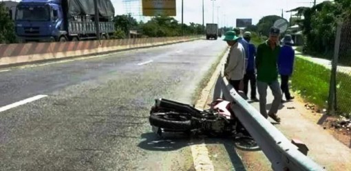 Tiền Giang: Xe tải va chạm xe máy làm chết sản phụ rồi bỏ chạy