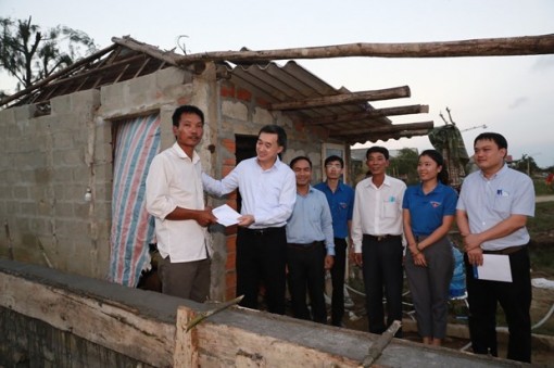 Khám bệnh, cấp phát thuốc miễn phí cho người dân miền Trung