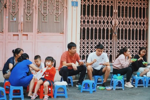 Quán bánh rán vỉa hè Hà Nội, ngày cả trăm lượt khách xếp hàng thưởng thức