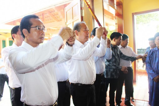 Long An: Phó Thủ tướng Thường trực Chính phủ - Trương Hòa Bình dâng hương tưởng niệm nhạc sư Nguyễn Quang Đại