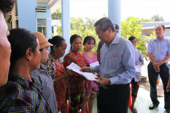 Lãnh đạo tỉnh, TP. Châu Đốc thăm, hỗ trợ các hộ bị cháy nhà tại xã Vĩnh Châu