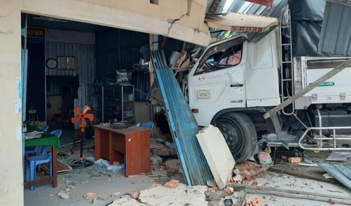 Cà Mau: Xe tải 'húc' xe buýt rồi 'lùa' trụ sở khóm cùng 3 ki ốt