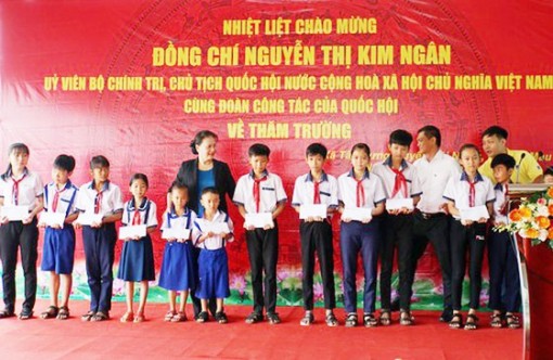 Chủ tịch Quốc hội Nguyễn Thị Kim Ngân thăm và tặng quà cho học sinh ở Cà Mau
