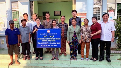 Ủy ban Trung ương MTTQVN hỗ trợ 320 triệu đồng cho 8 hộ bị hỏa hoạn ở Châu Đốc