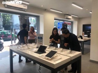 Bán iPhone 12 tại Việt Nam: Khan hàng chính hãng, khách phải đợi giữa tháng 12