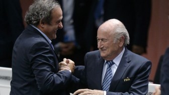 Sepp Blatter và Michel Platini tiếp tục đối mặt với cáo buộc gian lận
