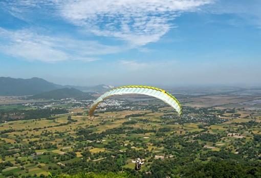 Hơn 90 phi công tham gia bay dù lượn từ Phụng Hoàng Sơn