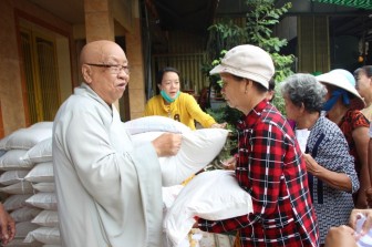 Chùa Pháp Hoa trao 100 phần quà cho bà con nghèo phường Đông Xuyên