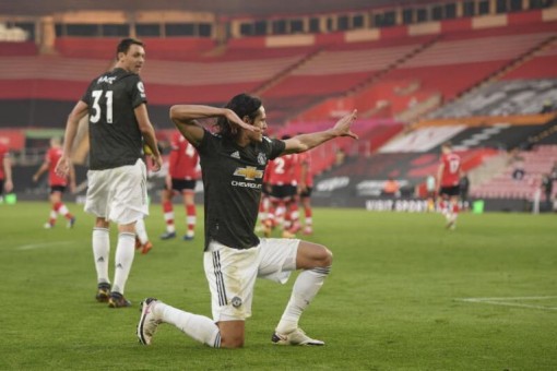 Cavani nối gót Solskjaer lập kỷ lục Premier League, đồng đội tung hô