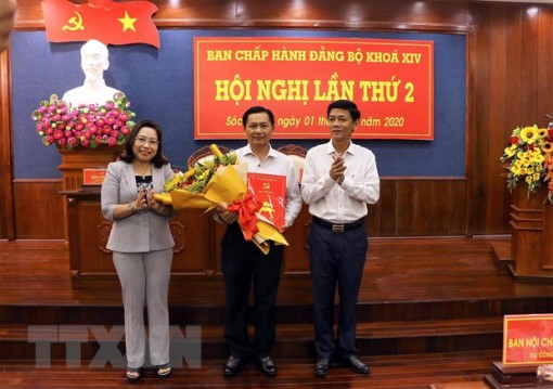 Trao quyết định phê chuẩn chức Chủ tịch Ủy ban nhân dân tỉnh Sóc Trăng