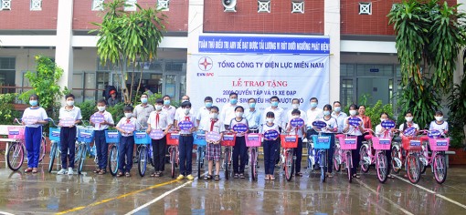 Tổng Công ty Điện lực miền Nam trao quà “Tiếp sức ước mơ” cho học sinh Trường THCS Mỹ Quý