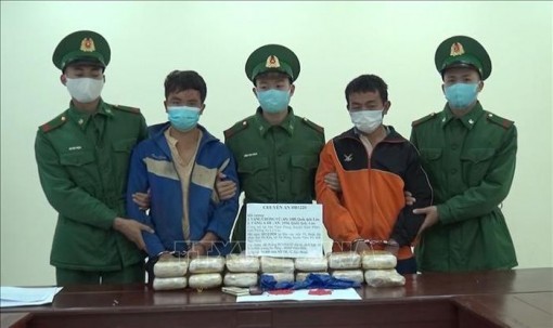 Bắt 2 người nước ngoài vận chuyển 90.000 viên ma túy tổng hợp