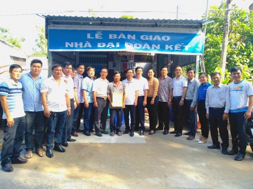 Bàn giao nhà Đại đoàn kết cho gia đình chính sách tại xã Tân Lập