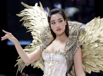 Hoa hậu Đỗ Mỹ Linh diện váy nặng 40 kg trình diễn thời trang