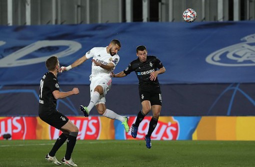 Benzema lập kỷ lục, Real Madrid ngoạn mục vượt vòng bảng Champions League