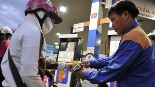 Giá xăng tăng mạnh, chờ quyết định chiều ngày mai