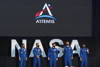 18 phi hành gia được NASA huấn luyện để hạ cánh trên mặt trăng