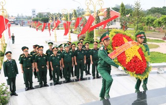 Thứ trưởng Bộ Quốc phòng dâng hương tưởng niệm các anh hùng, liệt sĩ tại An Giang