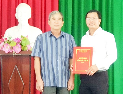 Huyện ủy An Phú trao quyết định điều động cán bộ