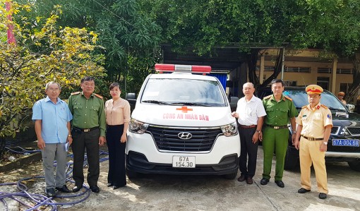 Công an tỉnh tặng xe cứu thương cho huyện Tri Tôn