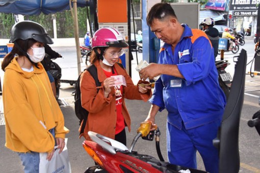 Giá xăng dầu tăng mạnh từ chiều nay 11-12
