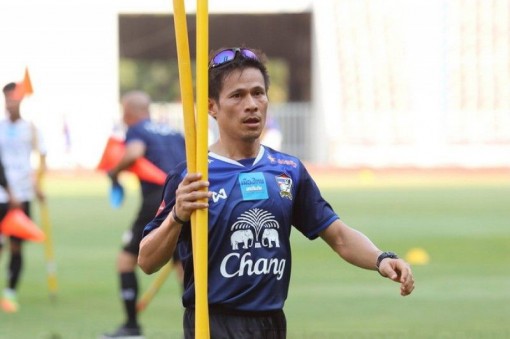 Kiatisak mang chuyên gia vật lý trị liệu đến HAGL
