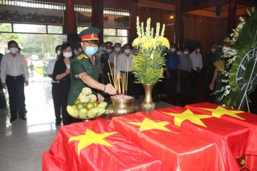 Truy điệu, an táng 4 hài cốt liệt sĩ tại nghĩa trang liệt sĩ Bạc Liêu