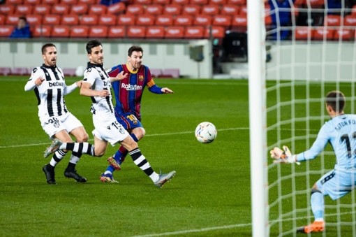 Messi bừng sáng, Barca thắng hú vía Levante