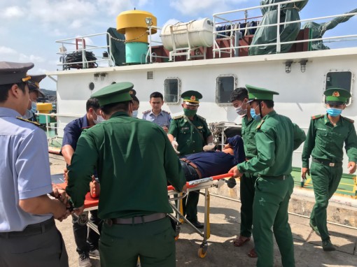 Kiên Giang: Bộ đội biên phòng phối hợp ứng cứu kịp thời ngư dân gặp tai nạn trên biển