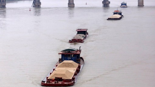 Bắt giữ 11 tàu và nhóm "bảo kê" hút cát trái phép trên sông Hồng