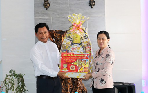 Lãnh đạo huyện Châu Thành thăm, chúc mừng Giáng sinh nhà thờ thị trấn An Châu