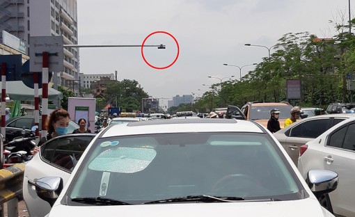Hà Nội triển khai dán phạt nguội trên các phương tiện dừng, đỗ trái phép