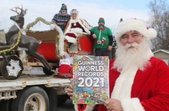 'Ông già Noel' lập kỷ lục Guinness với chiếc xe tuần lộc